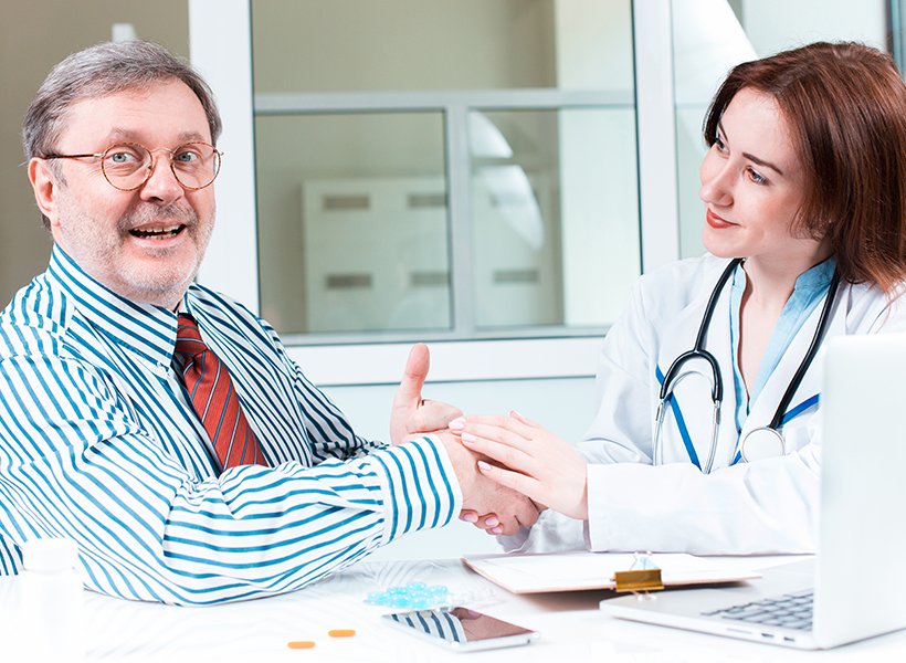 Bild einer Ärztin mit Patient. 